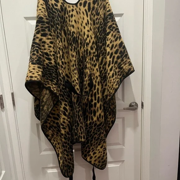 AKIRA Brown Leopard Print Fabric Ruana 🤎🖤 - Picture 3 of 4